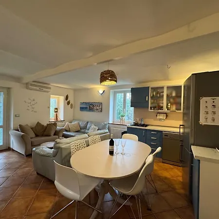 בית כפרי Wisteria *