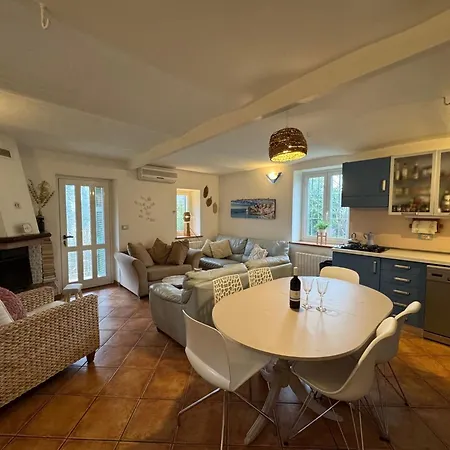 בית כפרי Wisteria *